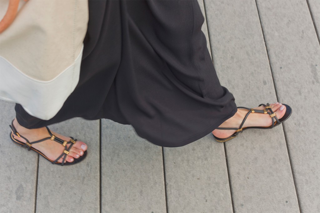 Style Bee in black maxi skirt, black sandals with canvas tote