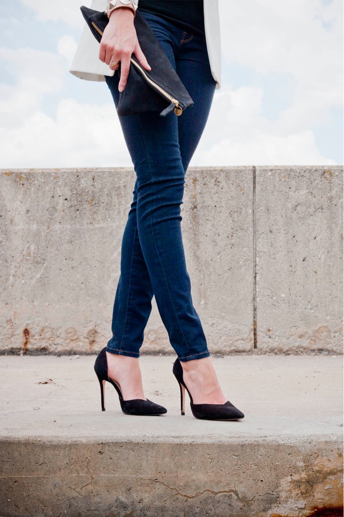 Style Bee in Blue Jeans, black heels and a black clutch.