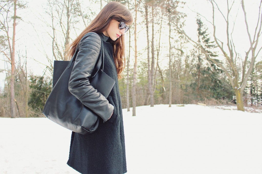 Style Bee in an all black winter look.