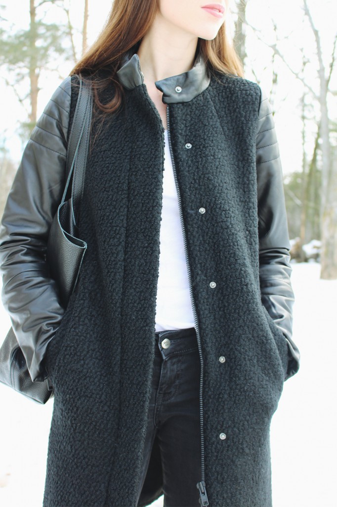 Style Bee in an all black winter look.