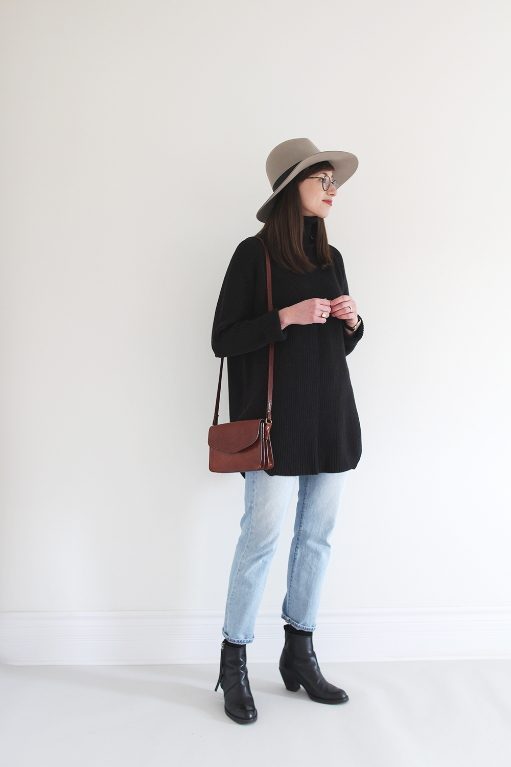 Style Bee - Tunic Sweater + Classic Jeans 