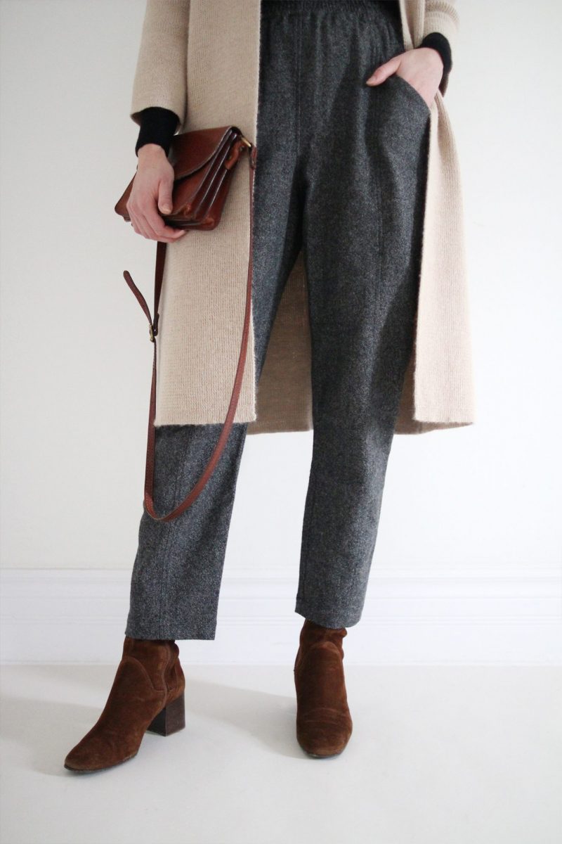 Wearing linen pants with ankle and Chelsea boots