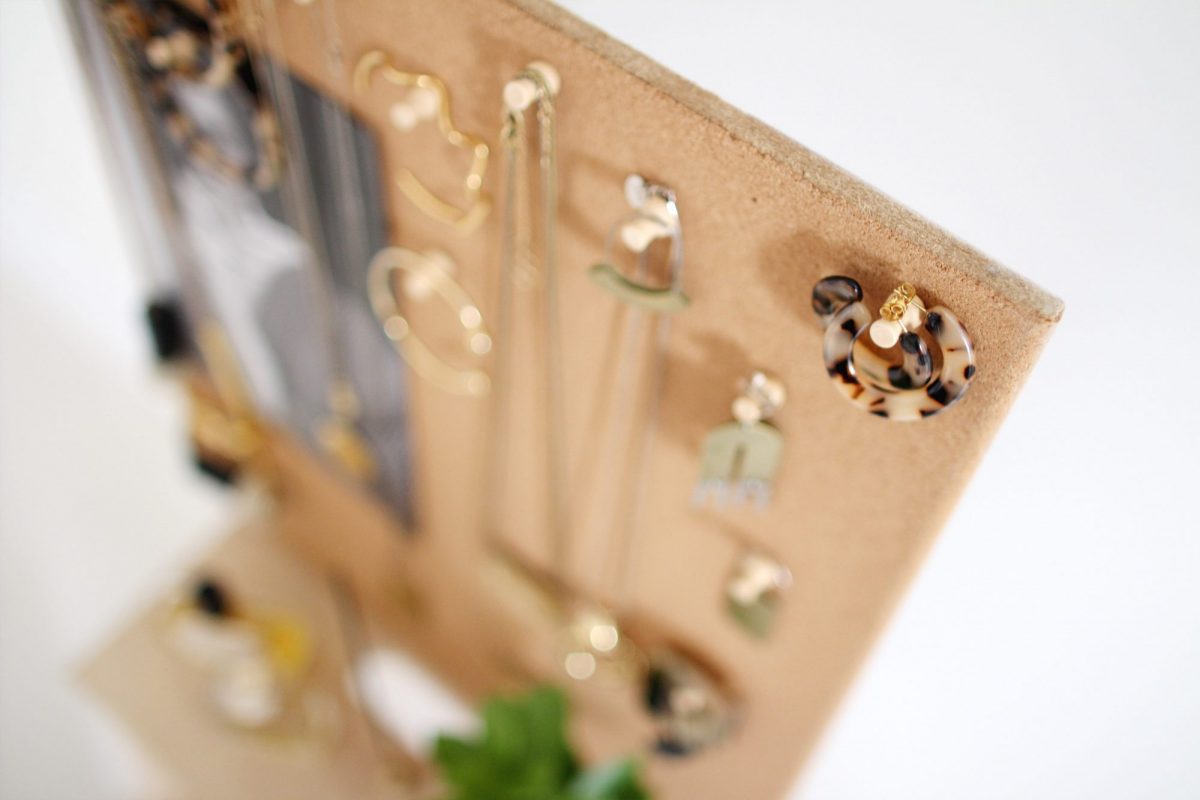 Style Bee - Easy Jewelry Organizer DIY