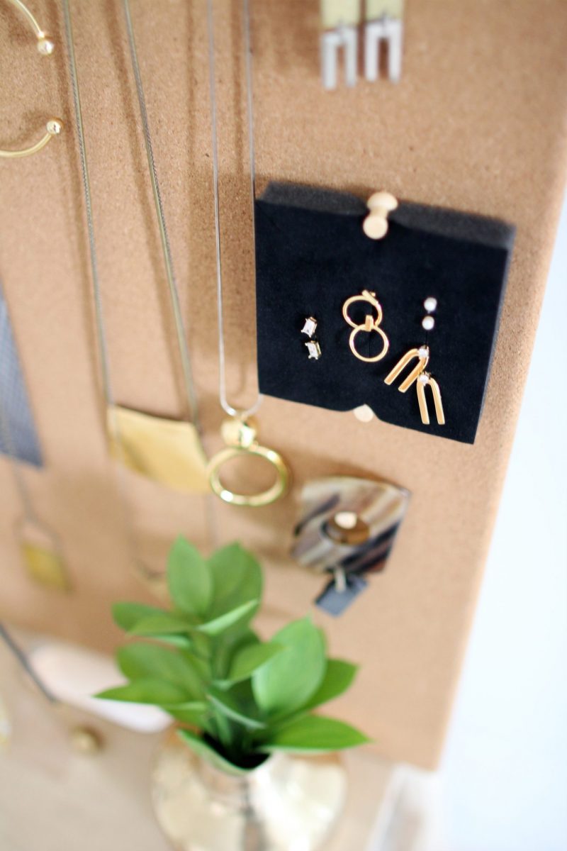 Style Bee - Easy Jewelry Organizer DIY